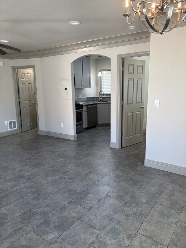 Building Photo - MOVE IN SPECIAL ***Reduced rent with immed...