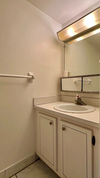 Building Photo - 670 Tennis Club Dr
