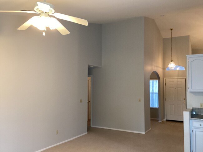 Building Photo - Just listed!