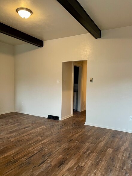 Building Photo - 672 Middle Ave