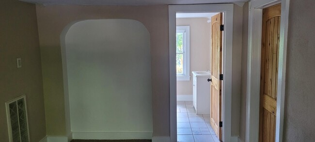 Building Photo - 619 S Kentwood Ave