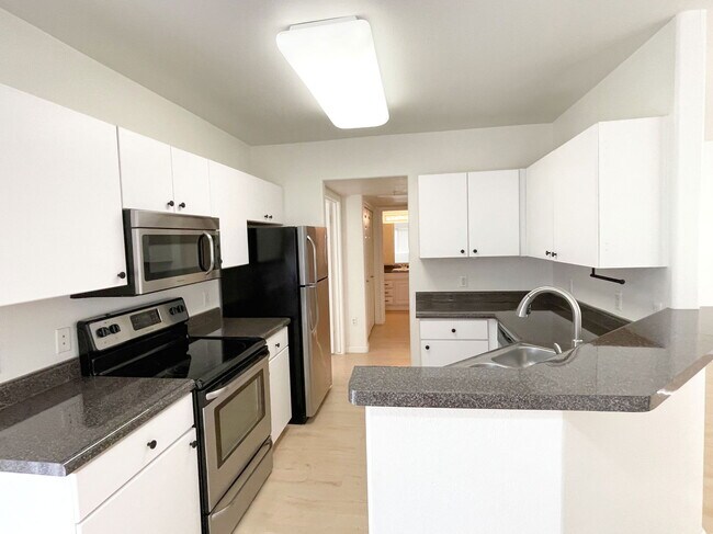 Building Photo - 1295 N Ash St