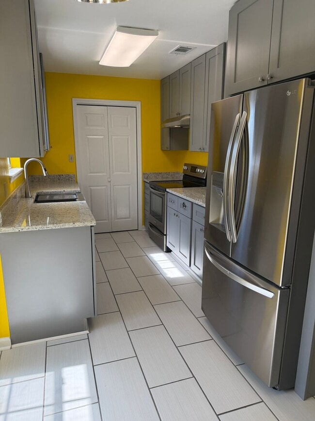 Building Photo - Beautiful Updated Ranch Style Home