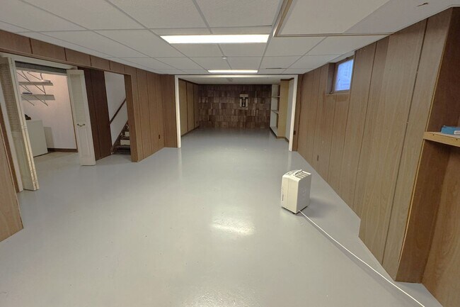 Building Photo - Large 3 Bedroom Home in North Ames just of...