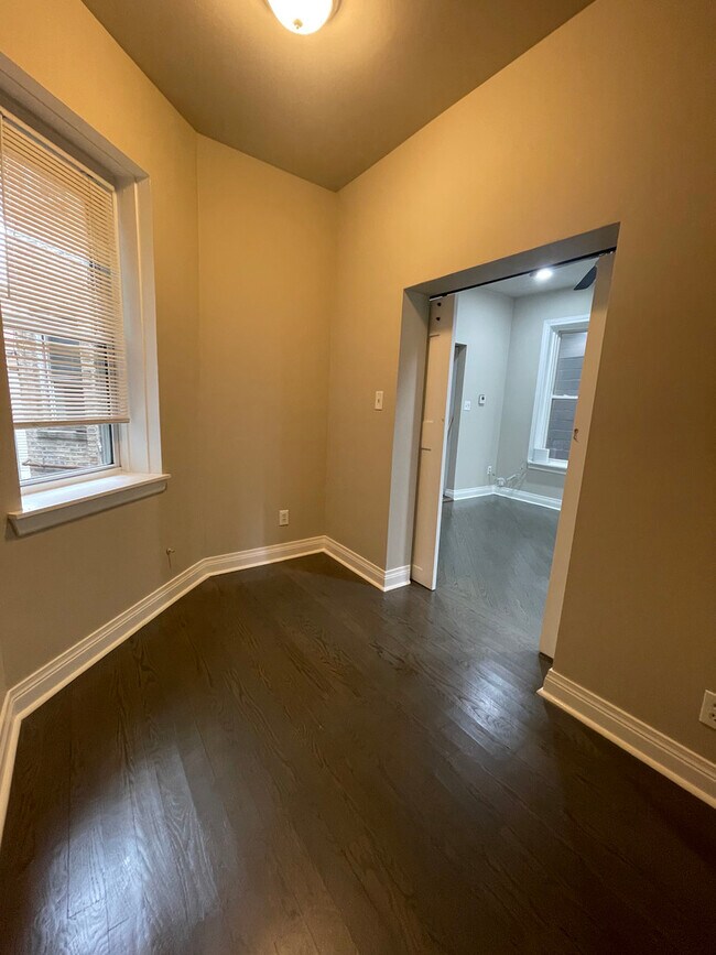 Building Photo - 2826 W Lyndale St