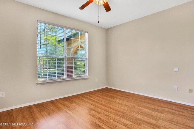 Building Photo - Condo Close to the Beach