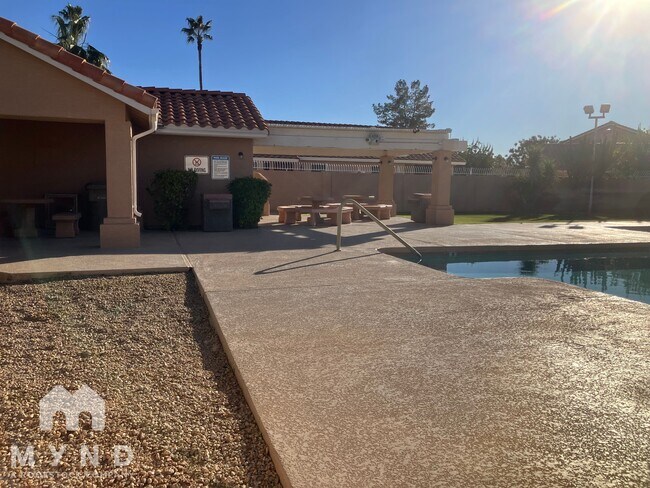 Building Photo - 8027 W Laurel Ln