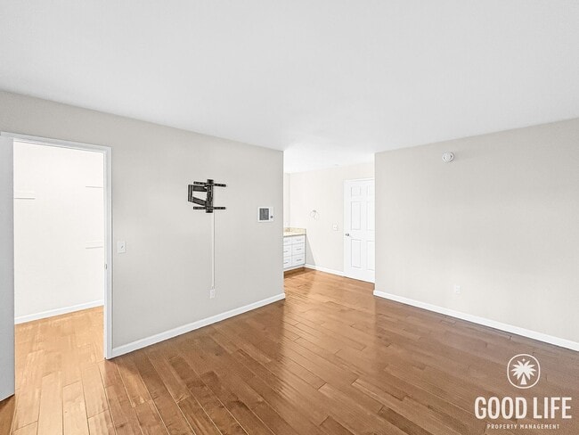 Building Photo - Clean & Move-In Ready Upgraded Condo in Prime Scripps Ranch Location