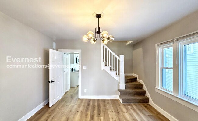 Building Photo - 3-Bedroom Townhome with Fenced Yard / Pet-...