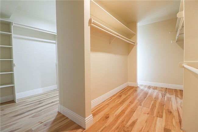 Building Photo - 16608 Park Ln Cir