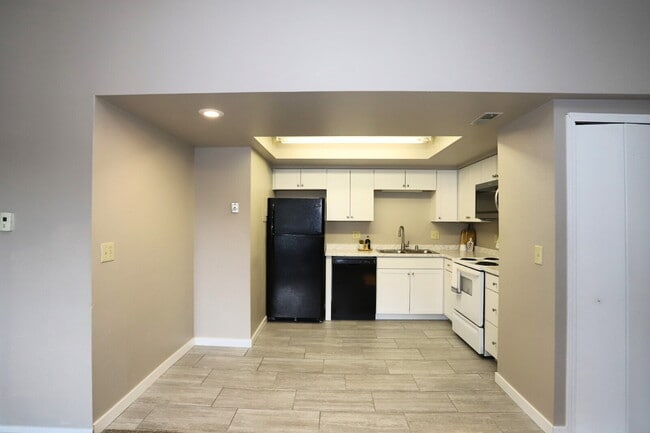 Building Photo - Modern Comfort Meets Style in This Sunlit,...