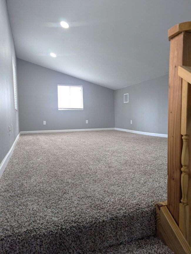 Building Photo - AVAILABLE NOW - $300 OFF 1ST FULL MONTH Modern Remodeled 3BR Home with Bonus Loft & Spacious Livi...