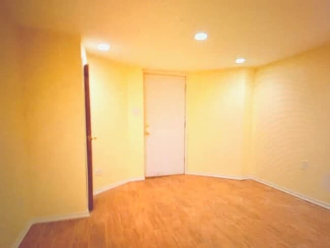 Building Photo - 1615 W Foster Ave