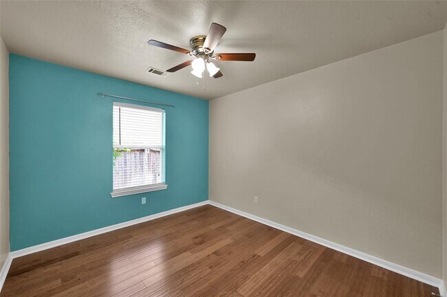Building Photo - 244 Longview St