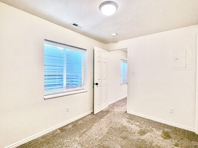 Building Photo - Lovely Sandy Home in Well Kept Neighborhood!