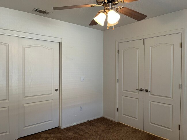 Building Photo - 3 bedroom, 2 bathroom in Apple Valley!