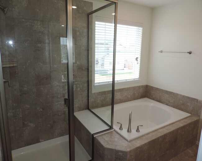 Building Photo - Sierra Ridge 4 Bedroom Home (Available Imm...