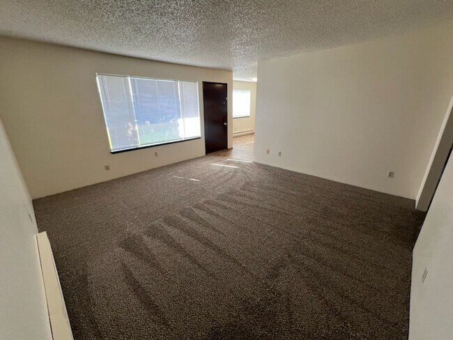 Building Photo - Spacious Pet-friendly, 2 bed, 1.5 bath, a/...