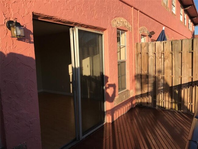 Building Photo - 670 Tennis Club Dr