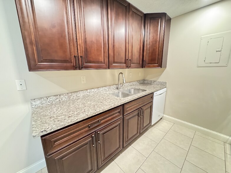 Building Photo - 5100 Emerald Dr