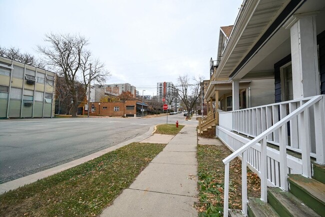 Building Photo - 405-407 W Main St - Duplex