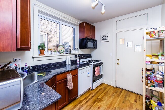 Building Photo - Large 3bedroom/1bath unit in Bucktown! Central Air, FREE Laundry, and close to Blue Line!