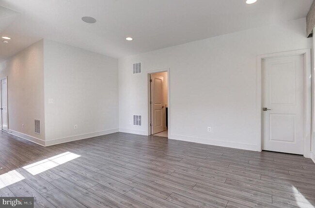 Building Photo - 135 Wake Robin Ct