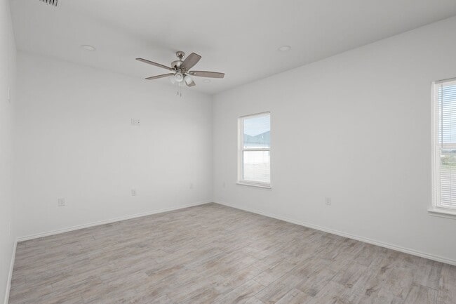 Building Photo - 2328 S Vly Cir