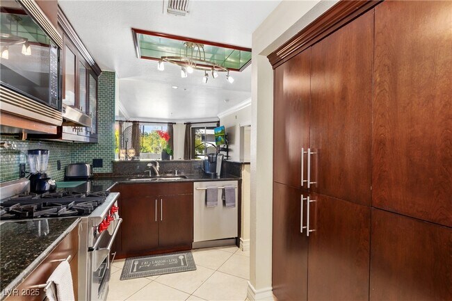 Building Photo - 260 E Flamingo Rd