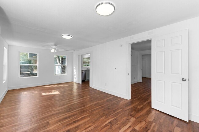 Building Photo - 204 Lessin Ln