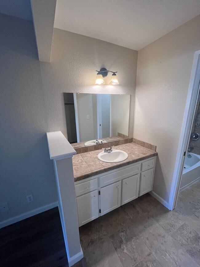 Building Photo - NICE UPDATED CONDO IN ROLLINGWOOD POINTE!!