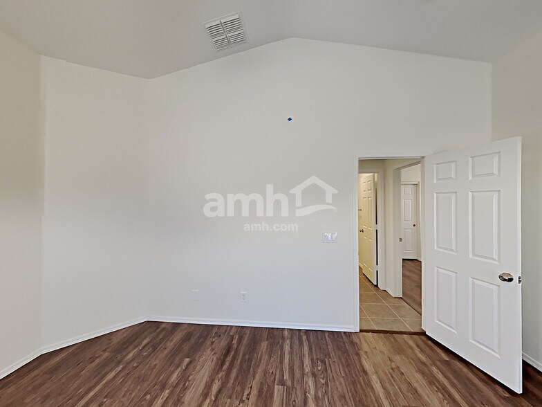 Building Photo - 13732 W Solano Dr