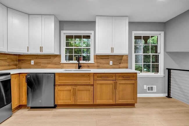 Building Photo - 4260 Bonaparte Dr