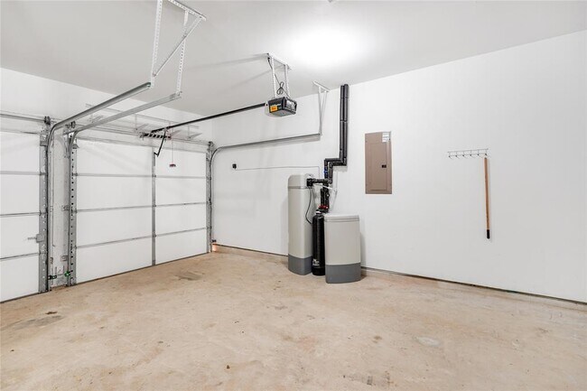 Building Photo - 15906 Golden Trails Ct