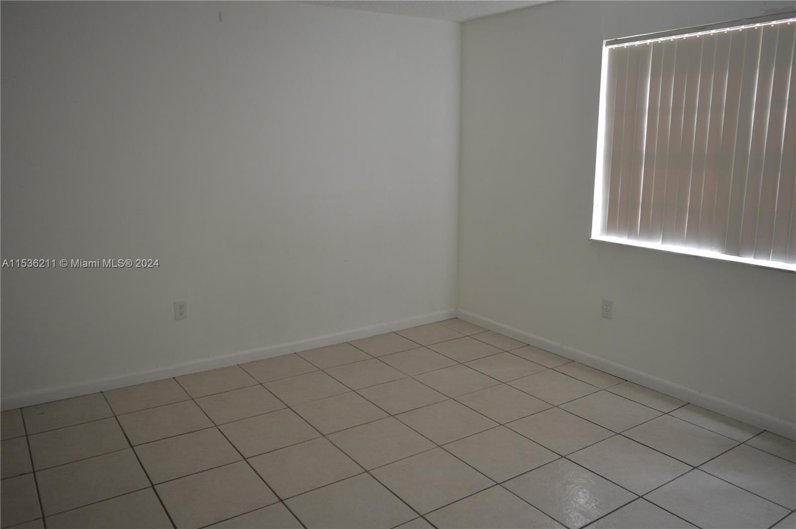 Building Photo - 10885 NW 89th Ter