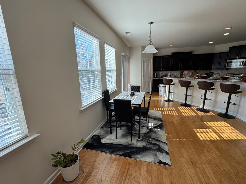 Building Photo - Room in House on Green Birch Dr