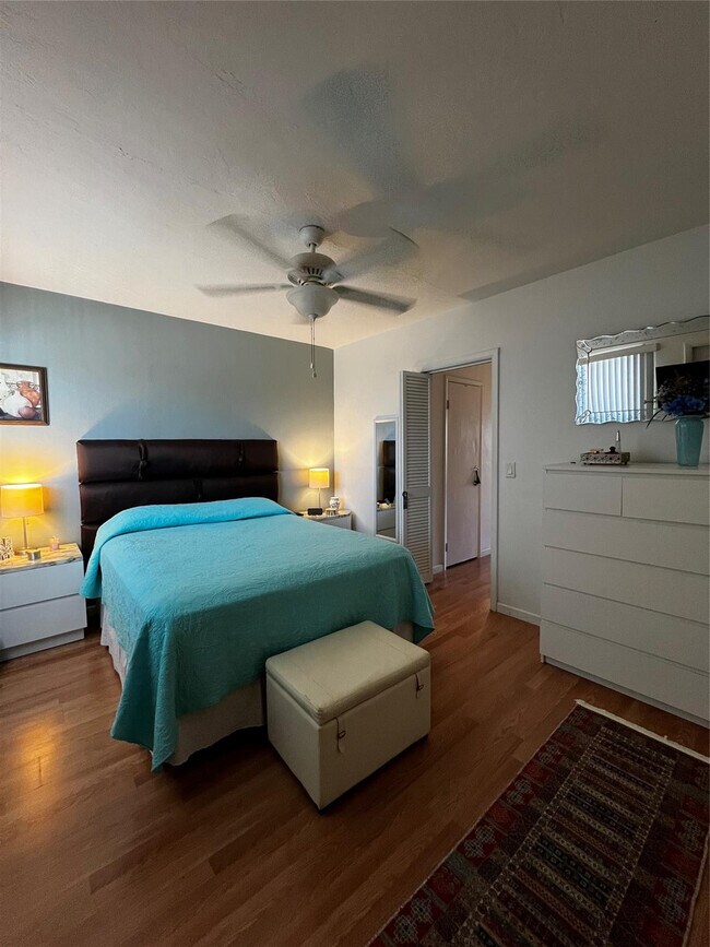 Building Photo - 301 E McNab Rd