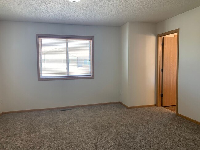 Building Photo - Spacious 4 Bedroom Townhome in Great Neigh...