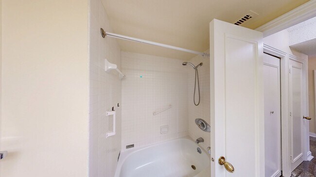 Building Photo - Nice One Bed + One Bath in Luxury Secure Doorman Bldg