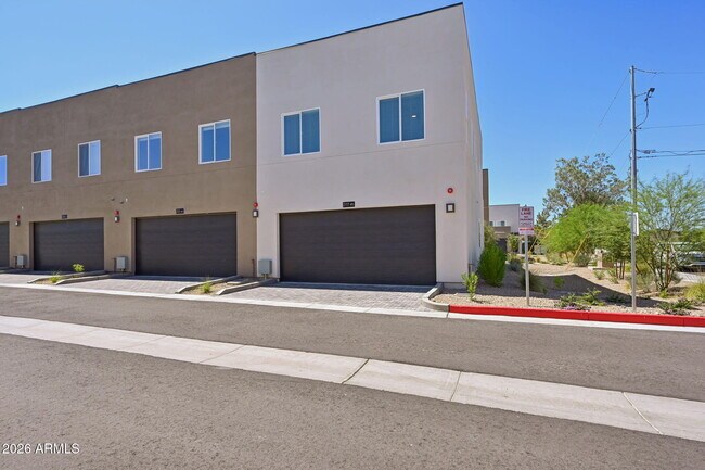 Building Photo - 2125 E Voltaire Ave