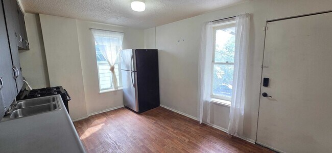 Building Photo - 560 S 600 E