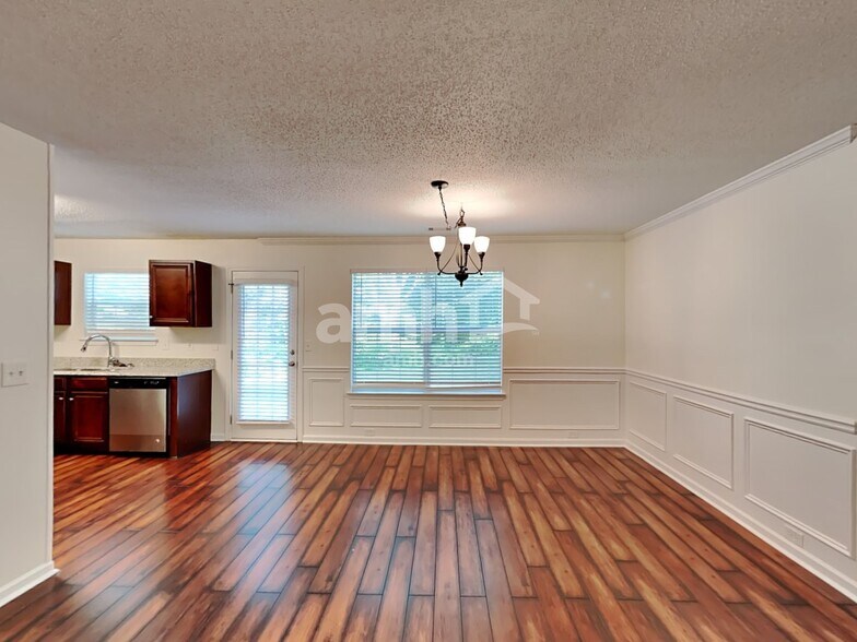 Building Photo - 131 Hidden Creek Dr