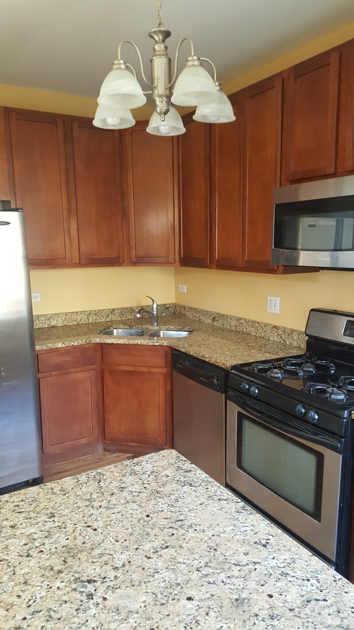 Building Photo - 2243 W Rosemont Ave