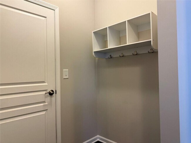 Building Photo - 414 Spring View Dr