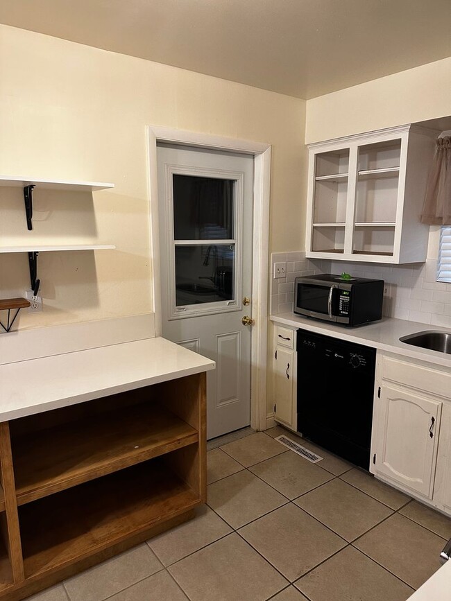 Building Photo - Fresno Home Available for Lease