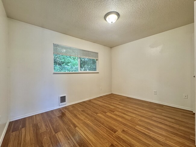 Building Photo - 5558 SW Beaverton Hillsdale Hwy
