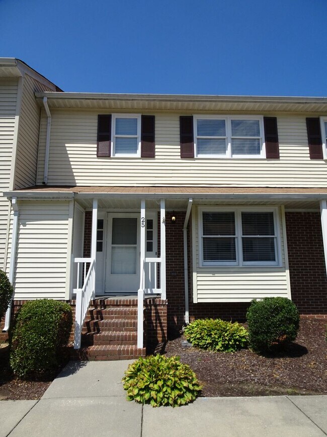 Building Photo - 3 Bedroom 2.5 bath Townhome rental in Rale...