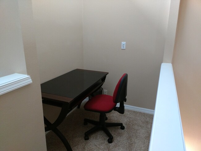 Building Photo - Large Furnished Townhome in Loch Haven Hills