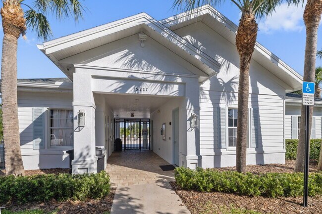 Building Photo - "Charming 3-Bedroom Retreat with Granite T...