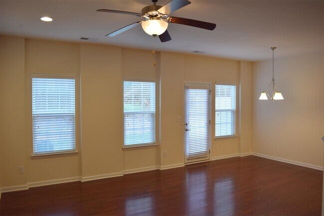 Building Photo - 2757 Silverthorn Dr